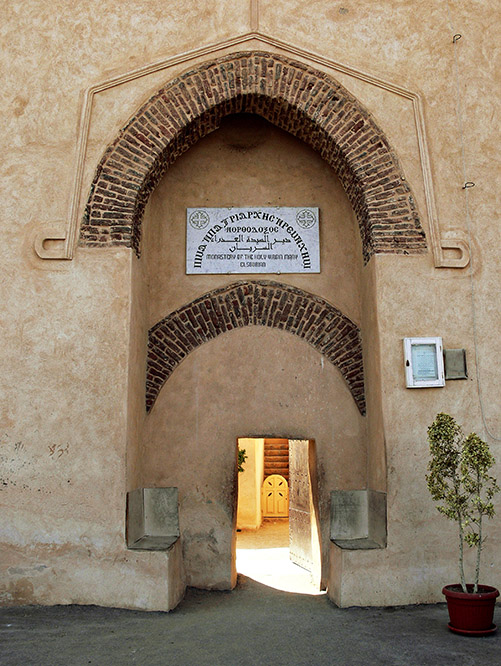 051105-102536.jpg - Eingang in das Kloster
