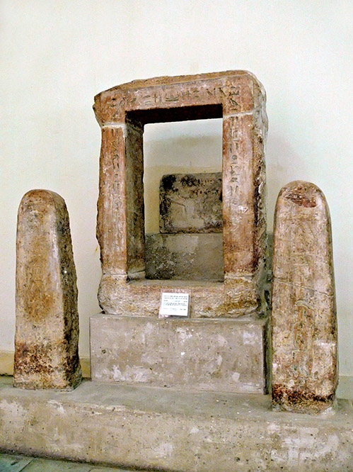051114-083748.jpg - Grab-Tor des Oasen-Gouverneurs Ima-Pepi (6. Dynastie).