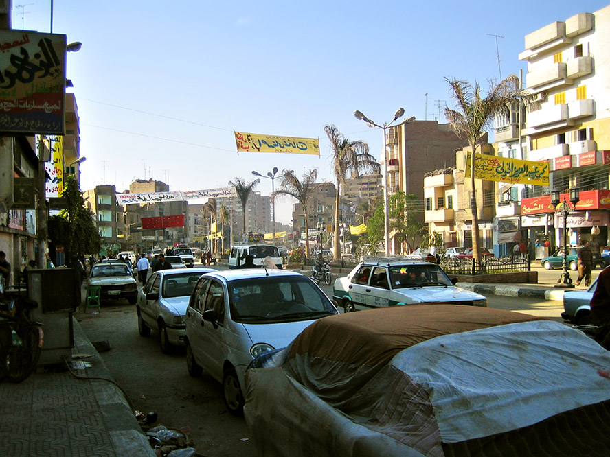 051116-150512.jpg - Mittagspause in der modernen Hauptstadt des Fayoum (Medinet el-Fayoum). Typisches Bild im Ort Fayoum