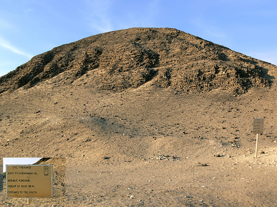 051116-154304.jpg - Eine Lehmziegel-Pyramide von Amenemhet III. bei Hawara. Es ist seine zweite Pyramide, da die erste Baumängel hatte. Durch den riesigen Totentempel war die Anlage als Labyrinth bekannt. Der Tempel wurde allerdings in römischer Zeit als Steinbruch benutzt, so dass man heute von ihm keine genaue Vorstellung hat.