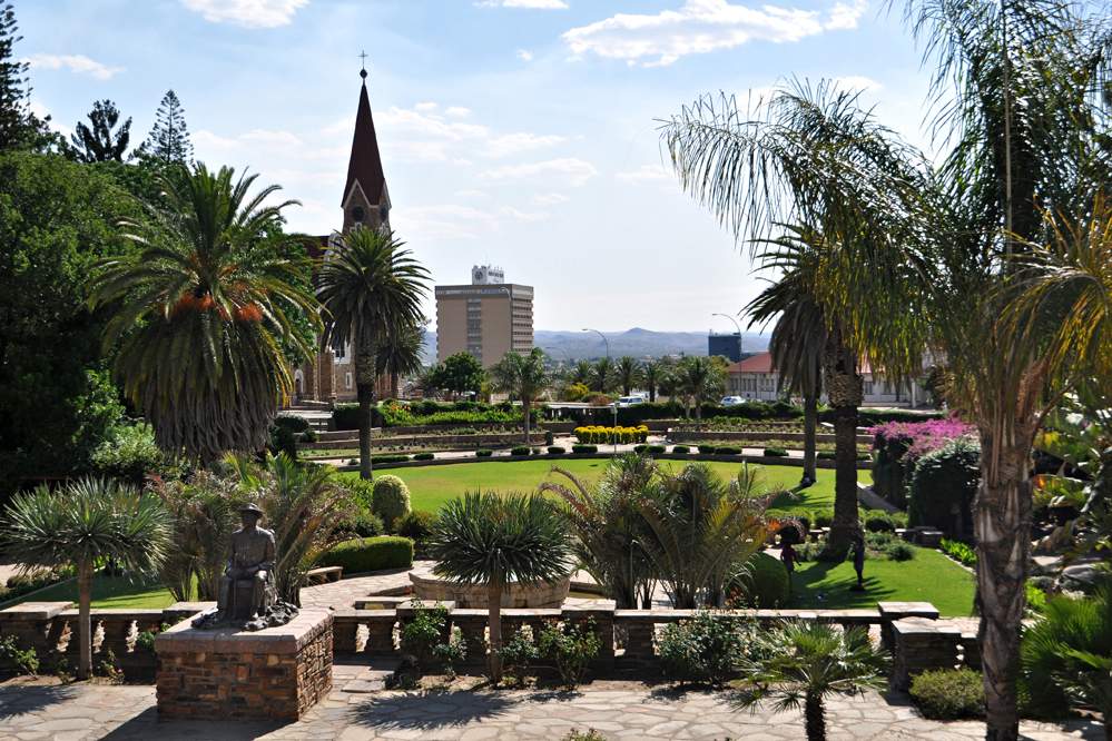 2011-11-08_15-53-32.jpg - Windhoek - Im Hintergrund die Christuskirche