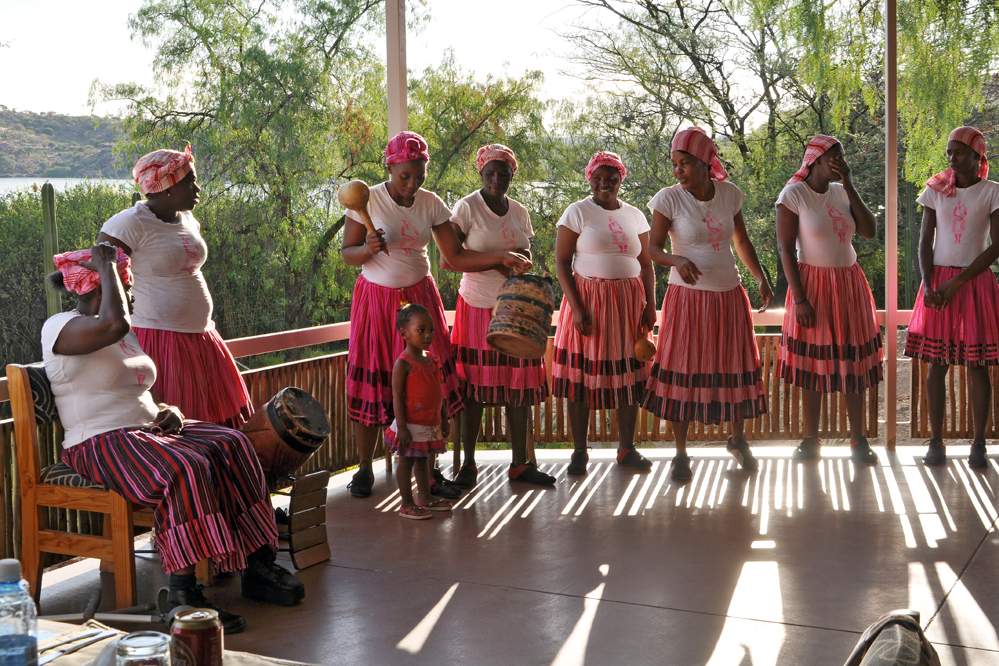 2011-11-08_17-52-04.jpg - Windhoek - „Penduka“ (fröhliche Vorführung der Mitarbeiter)