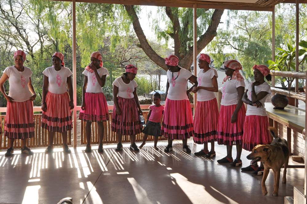2011-11-08_17-52-06.jpg - Windhoek - „Penduka“ (fröhliche Vorführung der Mitarbeiter)