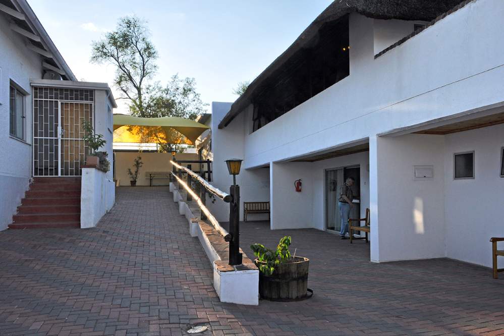 2011-11-09_06-55-34.jpg - Windhoek - Gästehaus Tamboti - Die Eingangstür unseres Zimmers war oben unter dem Zeltdach rechts.