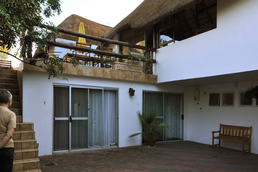 2011-11-09_06-58-22.jpg - Windhoek - Gästehaus Tamboti (Aufgang zum Speisesaal)