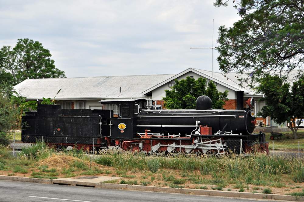 2011-11-10_10-46-04.jpg - Fahrt zum Etosha-Nationalpark über Outjo (Schmalspur-Lokomotive 60cm; später wurde die Spurweite auf 90cm verbreitert.)