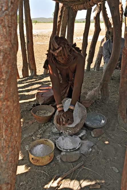 2011-11-13_10-34-52.jpg - Im Dorf der Himba (Maismehl wird erzeugt.)