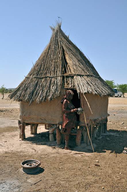 2011-11-13_10-43-34.jpg - Im Dorf der Himba (Die Felge vorn: Ein sogenannter "Pipipot"; den benutzen z.B. Herrero-Frauen, damit ihre vielen Unterröcke nicht nass werden.)