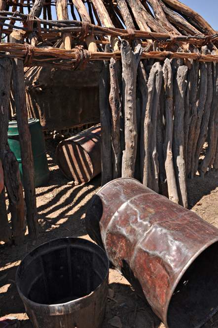 2011-11-13_10-45-16.jpg - Im Dorf der Himba (Wasserfässer)