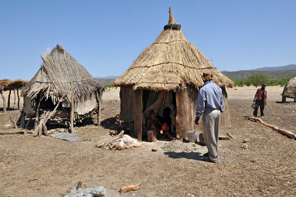 2011-11-13_10-56-24.jpg - Im Dorf der Himba (Wohnhaus)