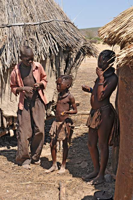 2011-11-13_11-01-14.jpg - Im Dorf der Himba (Jungen haben oft zwei geflochtene Zöpfe, die in das Gesicht hängen; Mädchen flechten ihre Haare zu fingerdicken Zöpfen, die an den Seiten und hinten herabhängen.)
