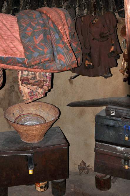 2011-11-13_11-58-44.jpg - Im Dorf der Himba (Ausstattung der Hütte.)