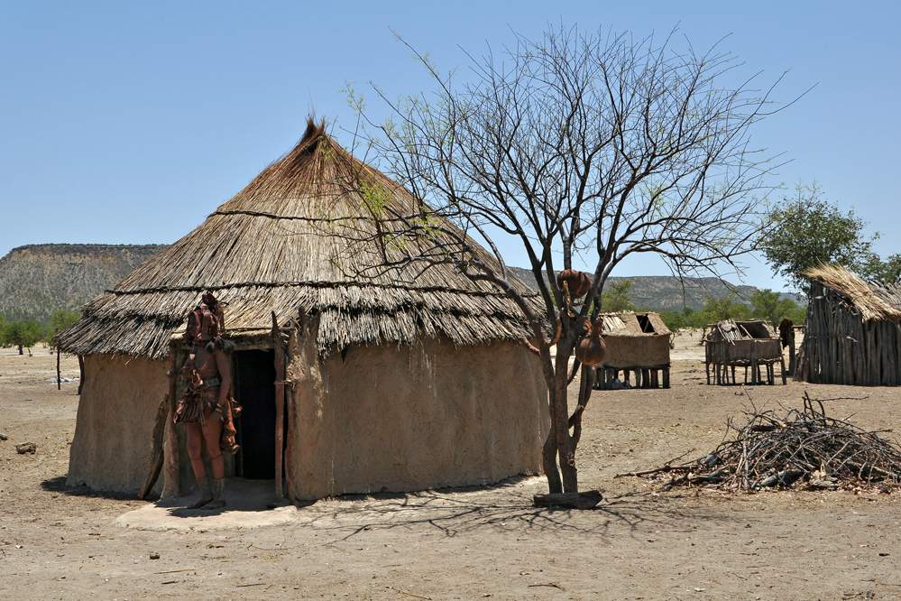 2011-11-13_12-11-04.jpg - Im Dorf der Himba (Die Frau des Häuptlings vor ihrer Hütte)