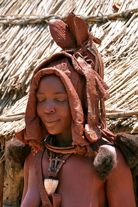 2011-11-13_12-11-28.jpg - Im Dorf der Himba (Die Frau des Häuptlings vor ihrer Hütte im Hochzeitsdress - extra für uns angelegt)