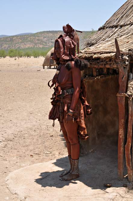 2011-11-13_12-11-38.jpg - Im Dorf der Himba (Die Frau des Häuptlings vor ihrer Hütte im Hochzeitsdress - extra für uns angelegt)