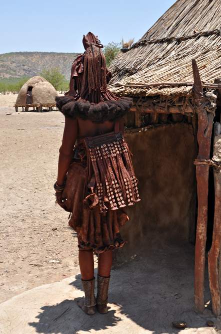 2011-11-13_12-12-22.jpg - Im Dorf der Himba (Die Frau des Häuptlings vor ihrer Hütte im Hochzeitsdress - extra für uns angelegt)