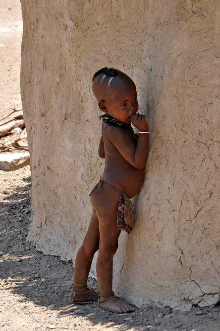 2011-11-13_12-15-10.jpg - Im Dorf der Himba (Verschämte Neugier)