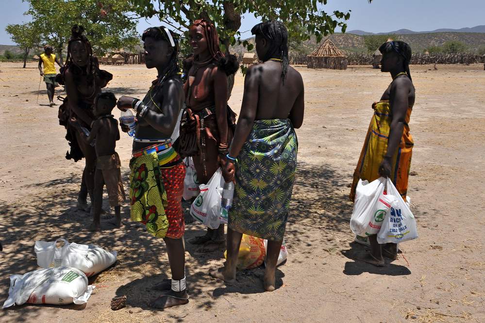 2011-11-13_12-27-20.jpg - Im Dorf der Himba (Zum Schluss werden statt Geld Waren als Dank überreicht.)