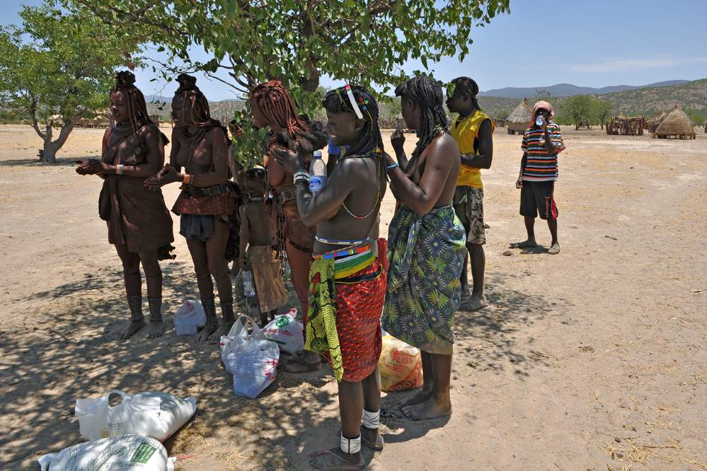2011-11-13_12-30-30.jpg - Im Dorf der Himba (Zum Schluss werden statt Geld Waren als Dank überreicht und die Frauen bringen uns ein Ständchen.)