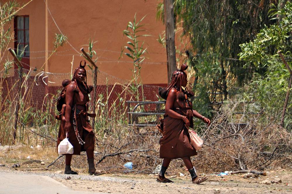 2011-11-13_13-20-24.jpg - Opuwo (Himba-Frauen)