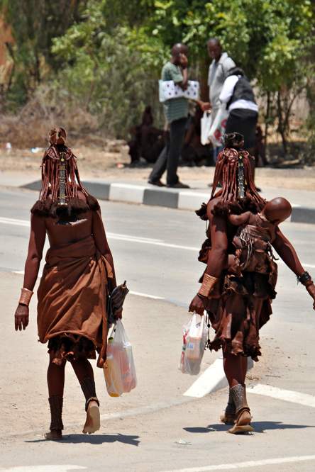 2011-11-13_13-22-38.jpg - Opuwo (Himba-Frauen)