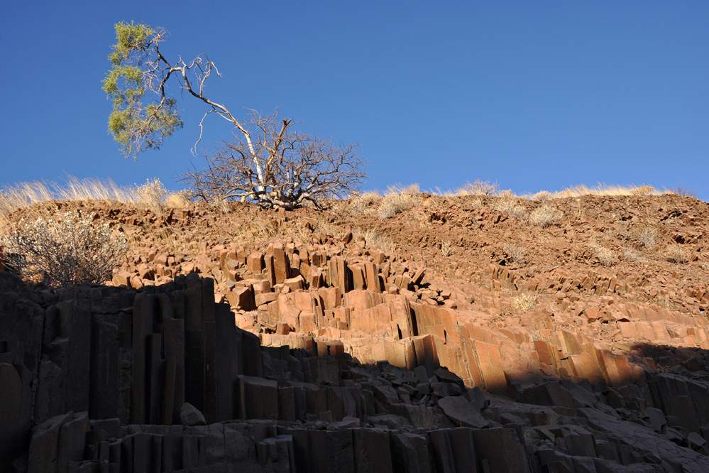 2011-11-14_18-22-32.jpg - Weiterfahrt nach Twyfelfontein in Damaraland (Die "Orgelpfeifen" - Basaltsäulen)