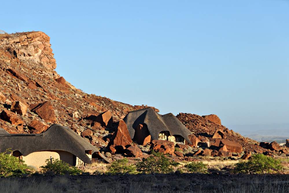 2011-11-15_07-02-14.jpg - Twyfelfontein (Sehr schön eingepasst in die Landschaft)
