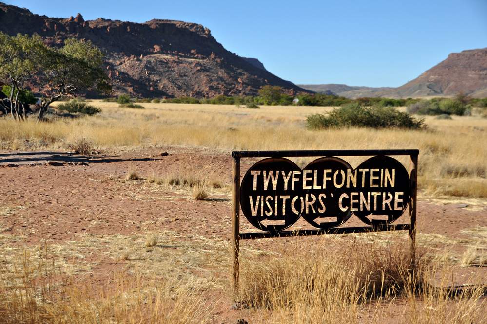 2011-11-15_08-03-36.jpg - Twyfelfontein ("Zweifelhafte Quelle"; hier findet man berühmte Felszeichnungen.)
