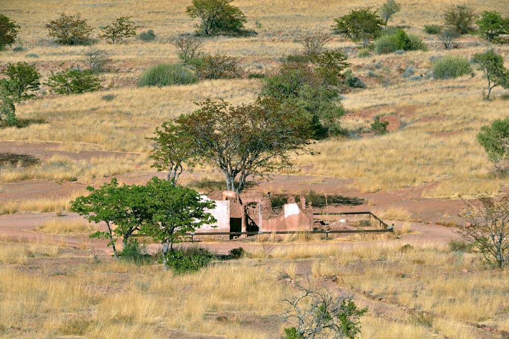 2011-11-15_08-59-00.jpg - Twyfelfontein (Reste eines alten Farmhauses)