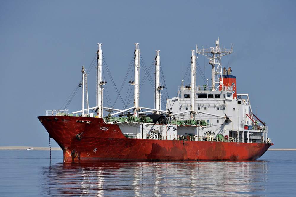 2011-11-16_09-56-06.jpg - Katamaran-Ausflug in Walvis Bay (Hier werden Schiffsreparaturen ausgeführt.)