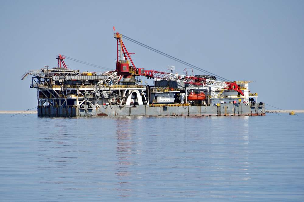 2011-11-16_09-56-16.jpg - Katamaran-Ausflug in Walvis Bay (Hier werden Schiffsreparaturen ausgeführt.)