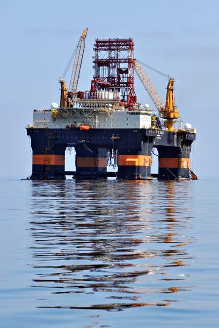 2011-11-16_10-09-52.jpg - Katamaran-Ausflug in Walvis Bay (Hier werden Schiffsreparaturen ausgeführt - auch an Ölbohrinseln.)