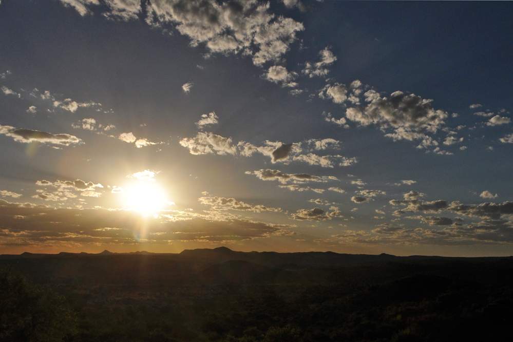 2011-11-24_18-49-34.jpg - Onjala Lodge - Abendsafari; Rast, um den Sonnenuntergang zu beobachten
