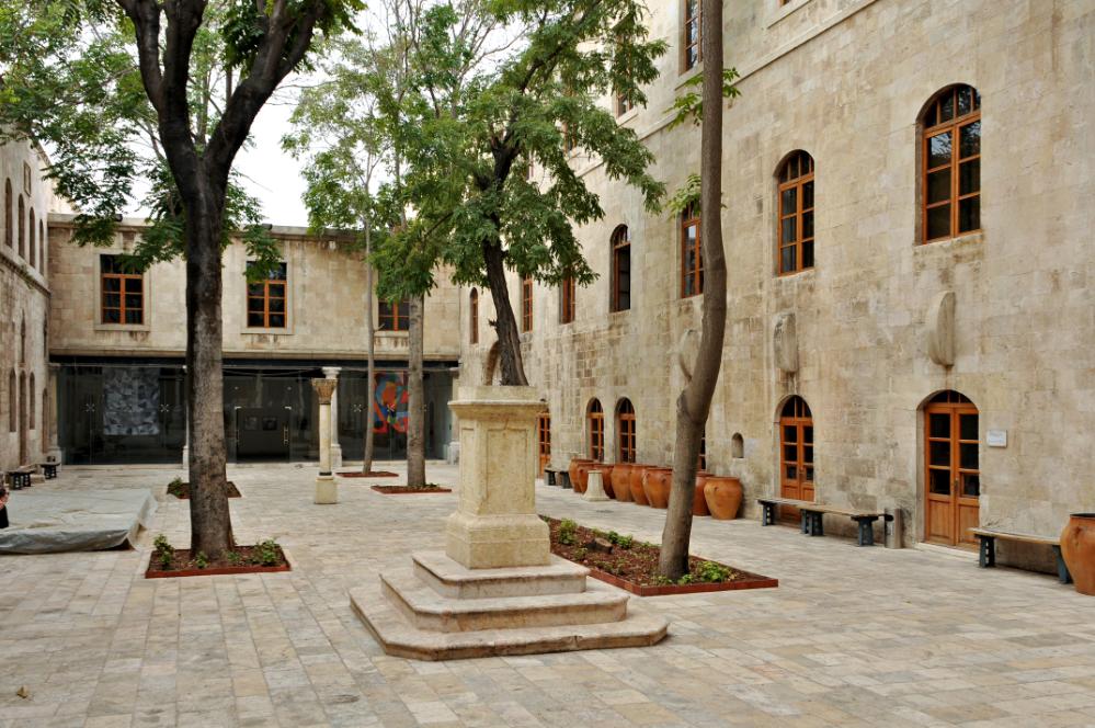 101011-105430.jpg - Aleppo: Die Al-Shibani-Schule (gebaut im 12. Jahrhundert) war in vorislamischer Zeit eine christliche Kirche und wurde später islamische Mädresse. Heute ist sie mit deutscher Hilfe restauriert (2001) und wird für kulturelle Zwecke benutzt.