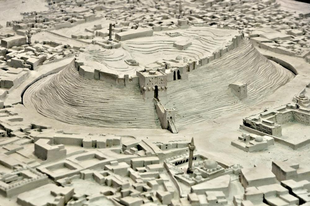 101011-110030.jpg - Modell der Zitadelle von Aleppo.