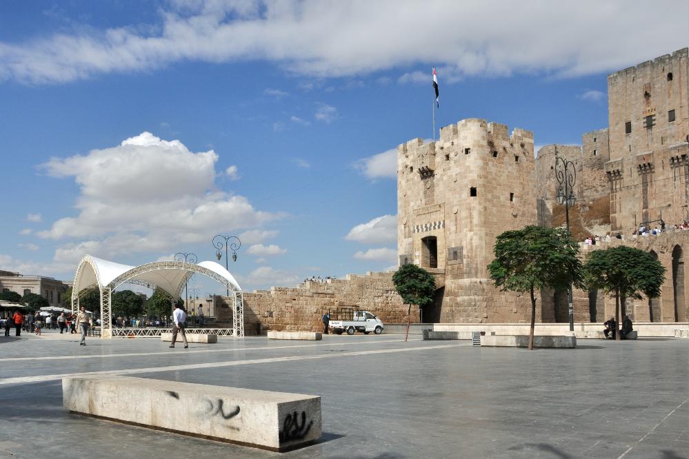 101011-121854.jpg - Aleppo: Der Vorplatz der Zitadelle