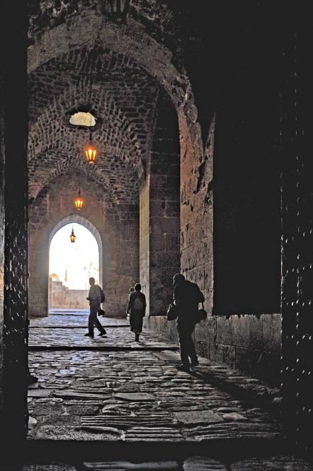 101011-122958.jpg - Aleppo: Eingangsbereich der Zitadelle