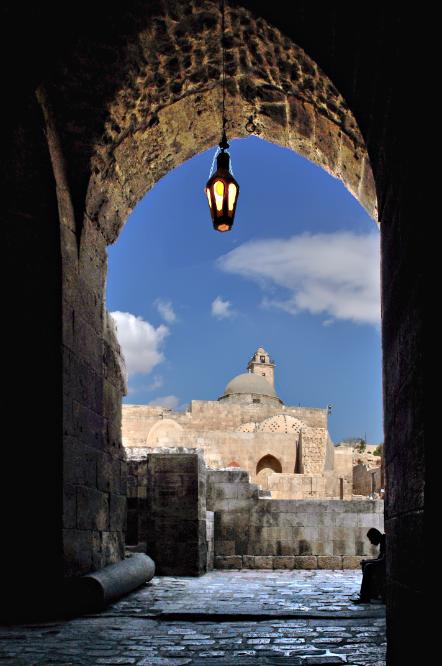 101011-123326.jpg - Aleppo: Eingangsbereich der Zitadelle; Blick in den Innenbereich