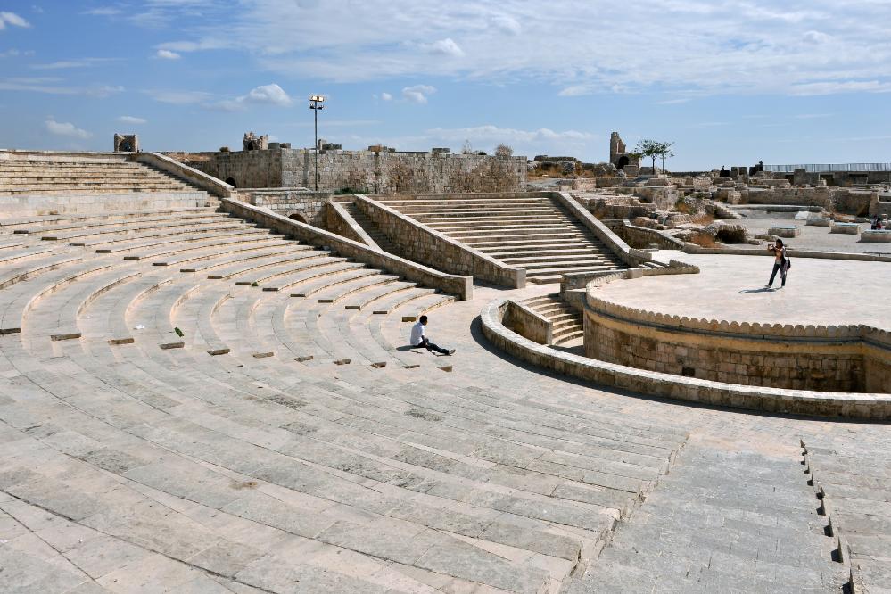 101011-125042.jpg - Aleppo: Das moderne römisch-inspirierte Theater passt nicht in die Ruinenlandschaft der Zitadelle.