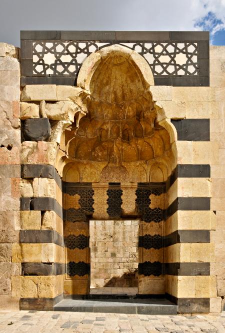 101011-134458.jpg - Aleppo: Eingang zum Thromsaal