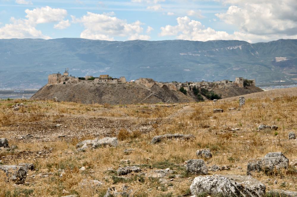 101012-123514.jpg - Apamea: Eine ehemalige Festung, die heute noch bewohnt ist.