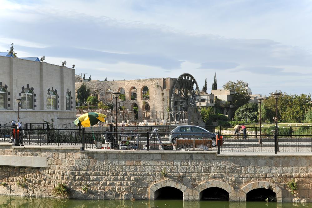 101012-155306.jpg - Wir besichtigen den Ort Hama, der für seine quietschenden Wasserräder berühmt ist. Hama ist mit ca. 350000 Einwohnern nach Aleppo, Damaskus und Homs die viertgrößte Stadt.
