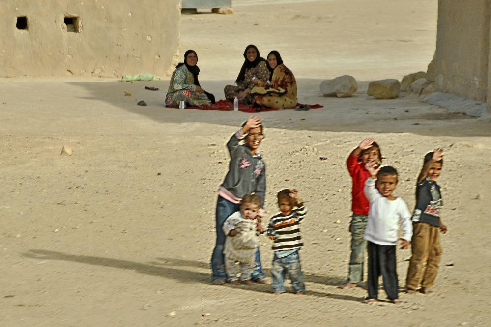 101013-153130.jpg - Fahrt nach Palmyra: Die Bevölkerung ist den Touristen gegenüber sehr freundlich.