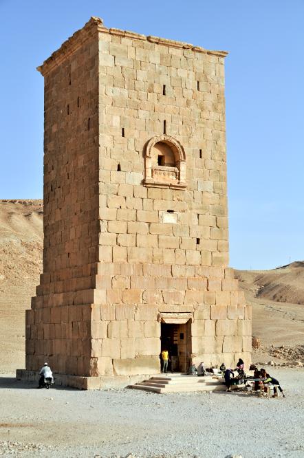101014-082326.jpg - Palmyra: Das Grab des Elahel. Wir waren früh die ersten an diesem imposanten Turmgrab.