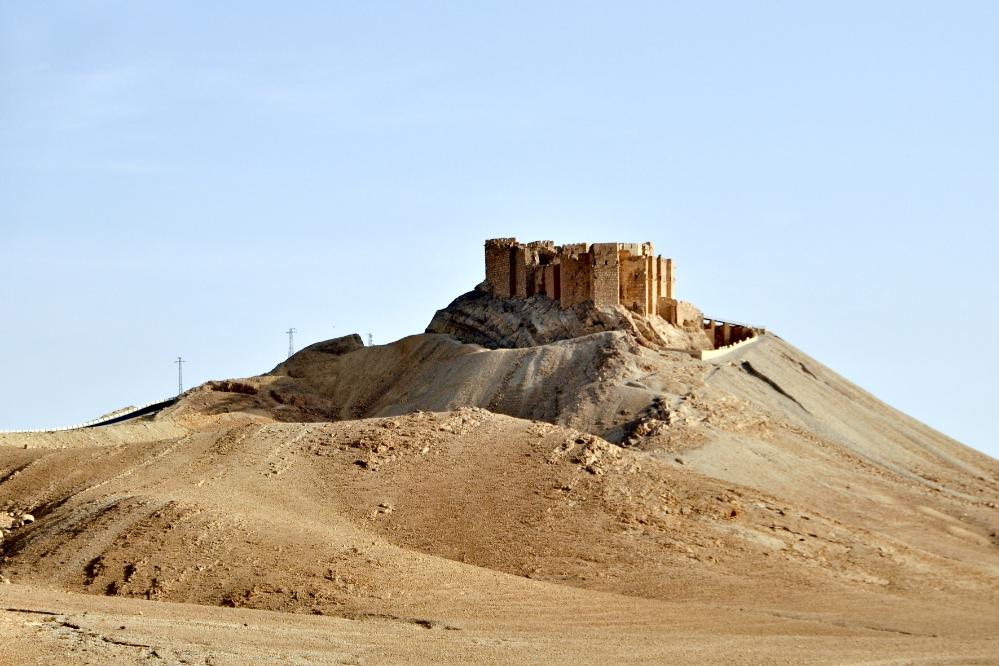 101014-082350.jpg - Wir erreichen Palmyra; im Hintergrund die Festung "Qala'at Ibn Ma'an", die vermutlich aus mameluckischer Zeit (1250-1500) stammt.