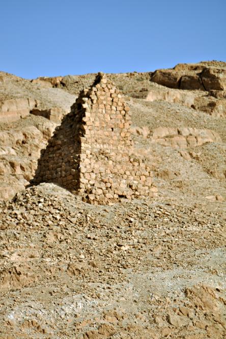 101014-085054.jpg - Palmyra: Trauriger Rest eines früher sicher eindrucksvollen Turms