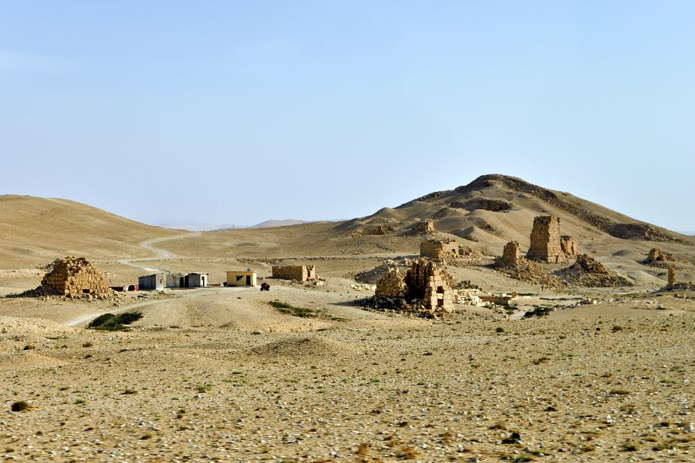 101014-085606.jpg - Palmyra: Reste der Turmgräber gibt es viele.