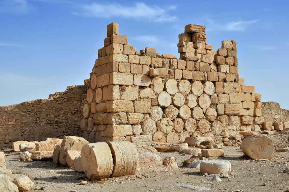 101014-093648.jpg - Palmyra: Im Bereich des Baal-Tempels. Missbräuchliche Verwendung zersägter Säulen.