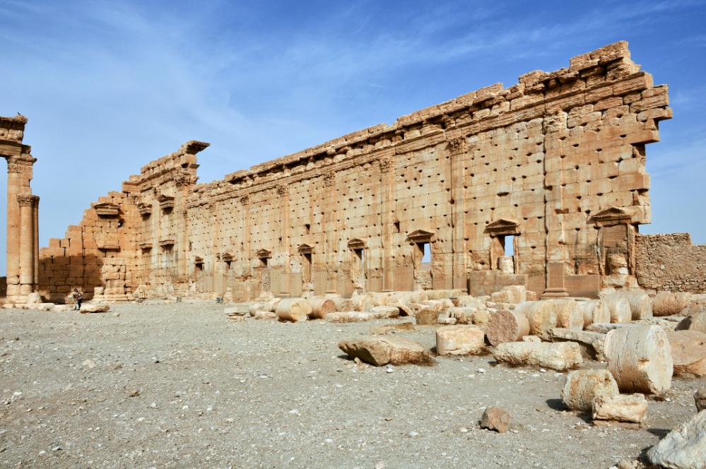 101014-093702.jpg - Palmyra: Im Bereich des Baal-Tempels. Die Innenseite des nördlichen Teils der Umfassungsmauer. Die Mauerlöcher stammen von gestohlenen Bleiklammern.