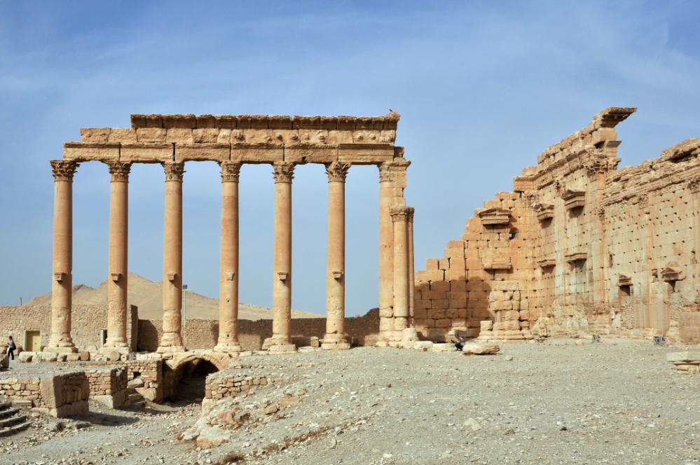 101014-093708.jpg - Palmyra: Im Bereich des Baal-Tempels. Blick nach Westen; eine Säulengruppe und ein Teil der Nord-Umfassungsmauer.